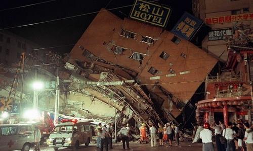 Tonshin_Building_collapsed_after_921_earthquake